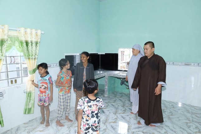 Niềm vui trong ngày có nhà mới