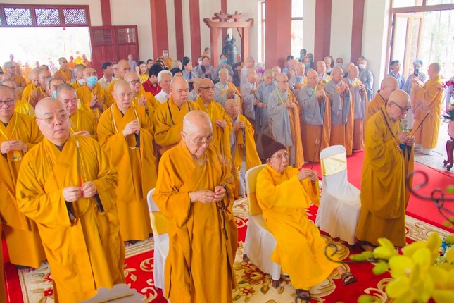 Chư tôn giáo phẩm niêm hương Tam bảo