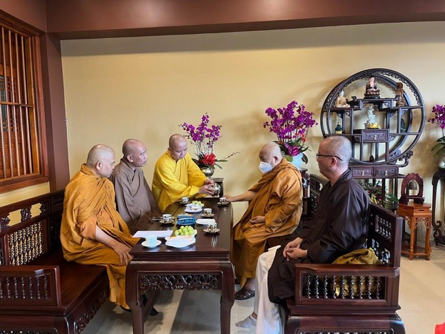 Hòa thượng Viện trưởng thăm hỏi hoạt động của Trung tâm Huệ Quang Hòa thượng Viện trưởng thăm hỏi hoạt động của Trung tâm Huệ Quang