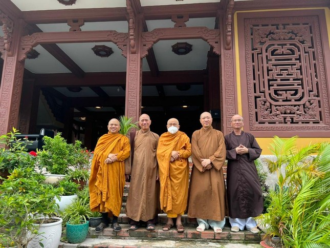 Chụp ảnh lưu niệm tại tu viện Huệ Quang Chụp ảnh lưu niệm tại tu viện Huệ Quang