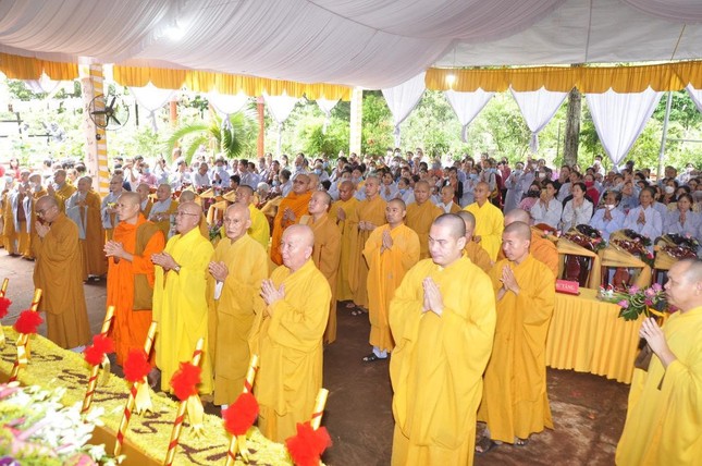 Chư tôn đức cầu nguyện cho công trình được thành tựu