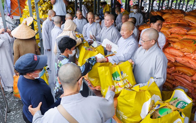 Chư Ni trao quà Chư Ni trao quà