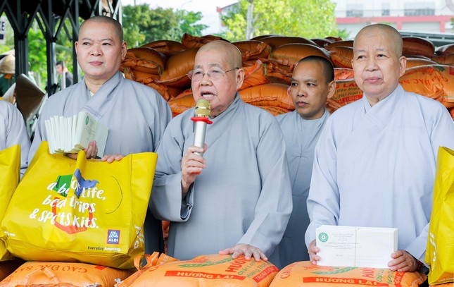 Ni trưởng Thích nữ Từ Nhẫn chia sẻ, động viên với bà con Ni trưởng Thích nữ Từ Nhẫn chia sẻ, động viên với bà con