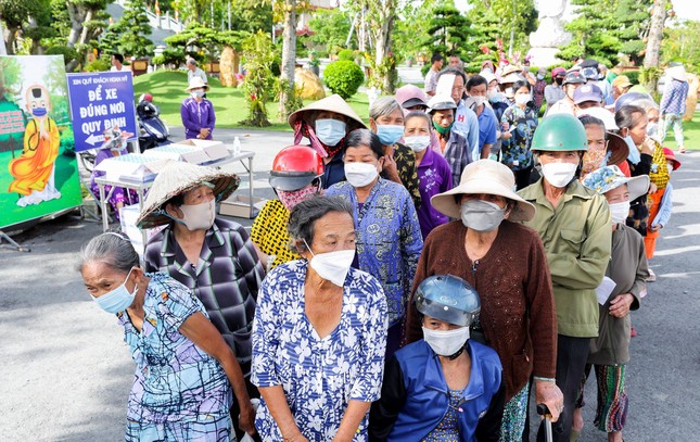 Bà con đến nhận quà Bà con đến nhận quà