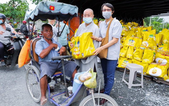 Ni sư Thích nữ Chấn Nhân trao quà đến người khuyết tật Ni sư Thích nữ Chấn Nhân trao quà đến người khuyết tật
