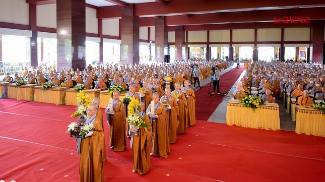 Dâng lực phẩm cúng dường