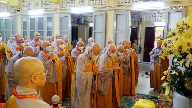 Chư Ni đảnh lễ Đức Thánh Tổ Ni