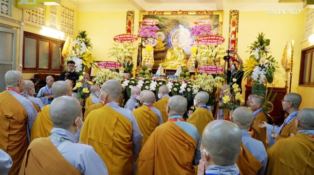 Yết bái Đức Thánh Tổ Ni Đại Ái Đạo tại tổ đình Từ Nghiêm - Ảnh: H.D