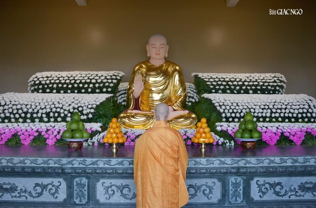 Trước tôn tượng Đức Thánh Tổ Ni Đại Ái Đạo