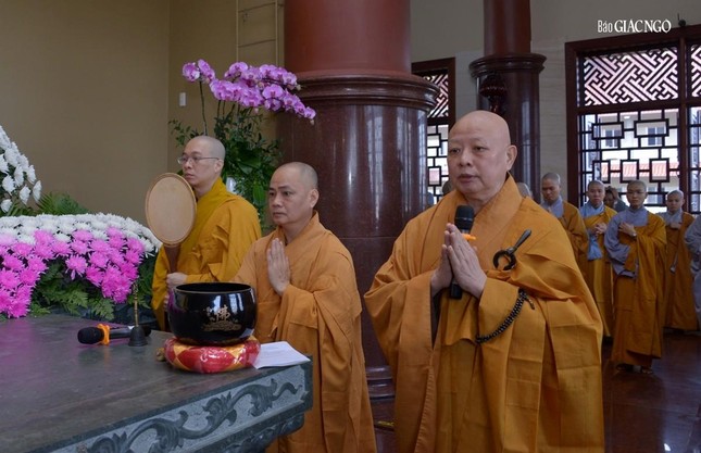 Hòa thượng Thích Lệ Trang dẫn lễ tại Tổ đường chùa Thanh Tâm