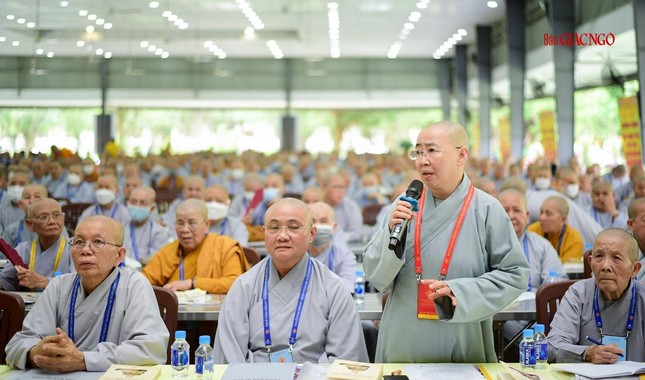 Ni sư Thích nữ Huệ Dâng đặt câu hỏi đến chủ tọa