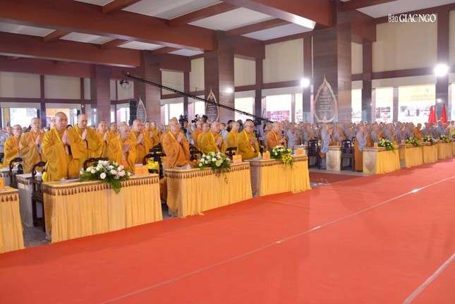 Chư tôn đức Tăng Ni trong nghi thức chào Quốc kỳ, Đạo kỳ