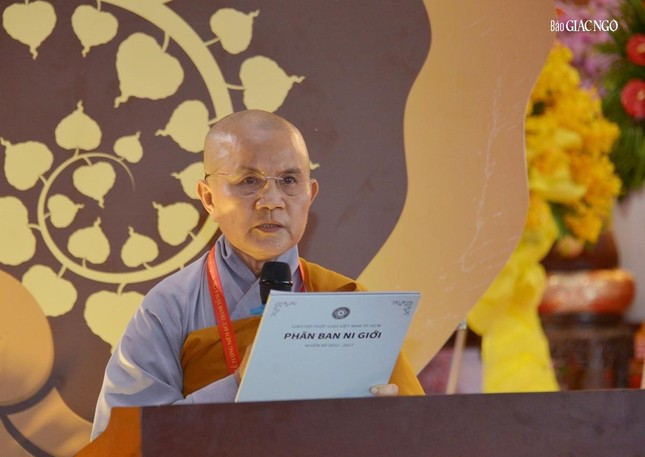 Ni sư Thích nữ Như Nguyệt báo cáo hoạt động của Ni giới TP.HCM