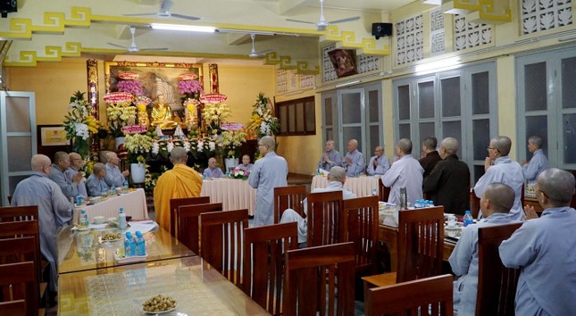 Toàn thể chư Ni hiện diện tại buổi họp cũng nhất tâm niệm Phật cung thỉnh Ni trưởng Thích nữ Tịnh Nguyện tại vị Trưởng Phân ban Ni giới Trung ương GHPGVN trong nhiệm kỳ mới