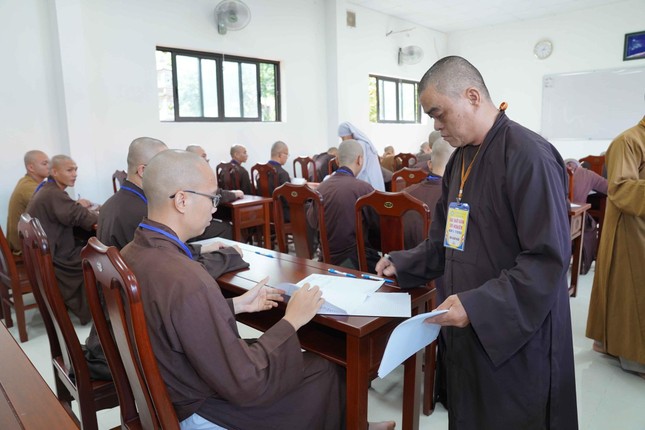 Phát đề thi đến giới tử