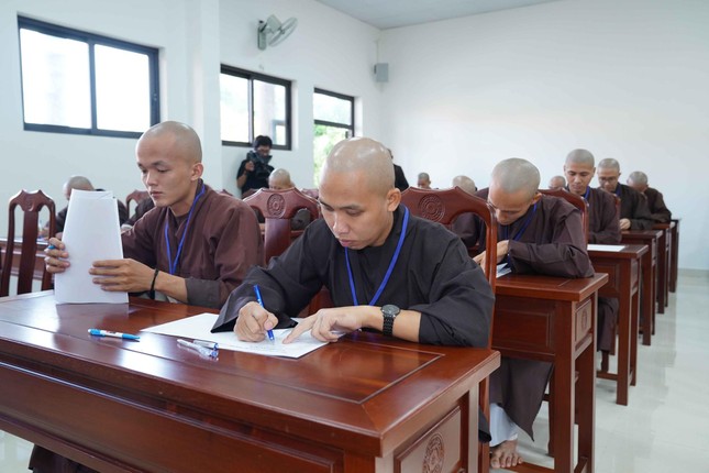 Chăm chú làm bài thi