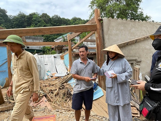 Ban Từ thiện - Xã hội Phật giáo Thành phố tổ chức đi cứu trợ đồng bào tại tỉnh Nghệ An