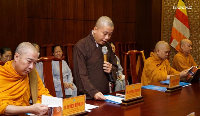 Đại đức Thích Minh Thảo đọc quyết định chuẩn y nhân sự Ban Bảo trợ (đợt 2)