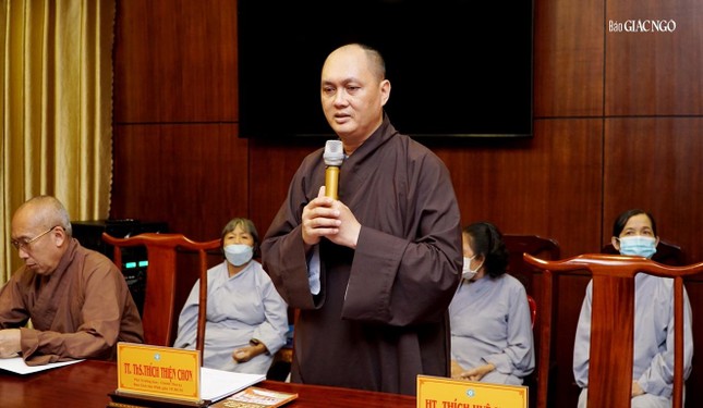 Thượng tọa Thích Thiện Chơn, Phó ban kiêm Chánh Thư ký Ban Giáo dục Phật giáo TP.HCM báo cáo một số hoạt động Phật sự
