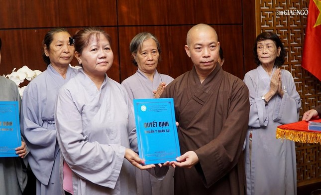 Thượng tọa Thích Quang Thạnh trao quyết định đến thành viên Ban Bảo trợ