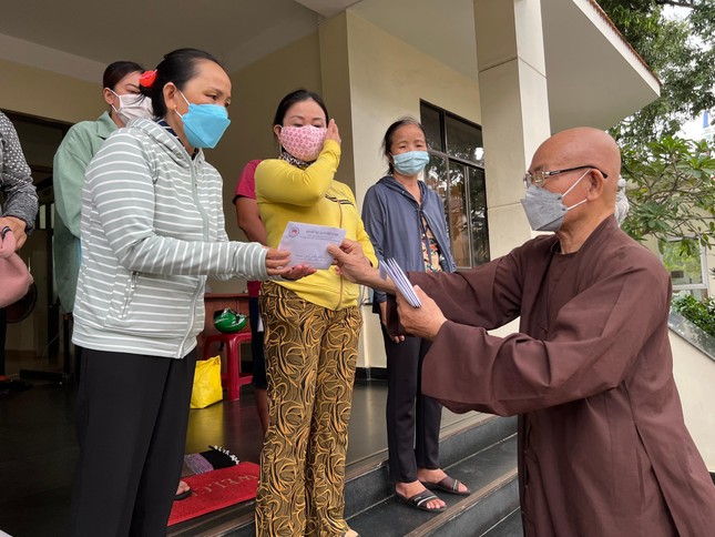 Hòa thượng Thích Tâm Viên trao tiền của Phật tử cúng dường đến các chùa, bạn đọc ủng hộ đến các bệnh nhân hiểm nghèo - Ảnh: M.Tuyền Hòa thượng Thích Tâm Viên trao tiền của Phật tử cúng dường đến các chùa, bạn đọc ủng hộ đến các bệnh nhân hiểm nghèo - Ảnh: M.Tuyền