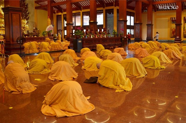 Đại chúng đảnh lễ Tam bảo Đại chúng đảnh lễ Tam bảo