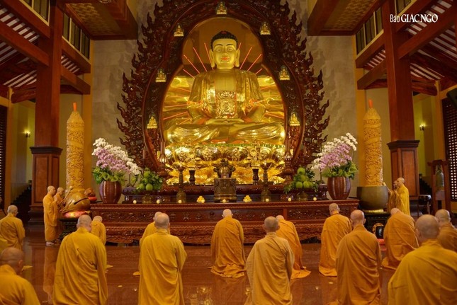 Lễ bố-tát cử hành tại chánh điện Việt Nam Quốc Tự Lễ bố-tát cử hành tại chánh điện Việt Nam Quốc Tự