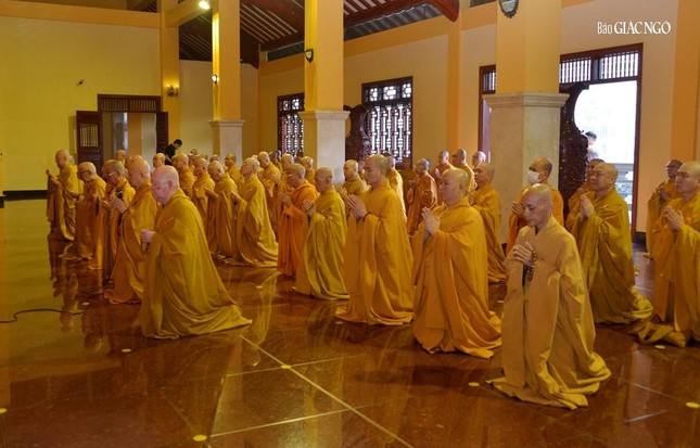 Chư tôn đức chí thành tưởng niệm, đảnh lễ Giác linh Đức Pháp chủ GHPGVN