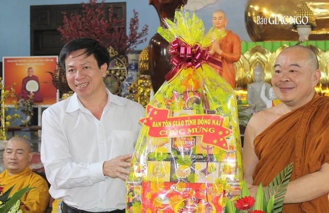 Ông Nguyễn Đình Kiên tặng quà chúc mừng nhân lễ Tự tứ của chư Tăng thiền viện Phước Sơn Ông Nguyễn Đình Kiên tặng quà chúc mừng nhân lễ Tự tứ của chư Tăng thiền viện Phước Sơn
