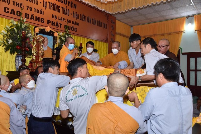 Cung thỉnh nhục thân Ni trưởng nhập kim quan tại Giác linh đường chùa Sùng Đức Cung thỉnh nhục thân Ni trưởng nhập kim quan tại Giác linh đường chùa Sùng Đức