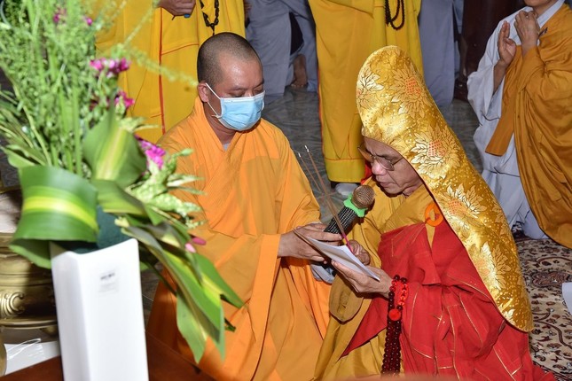 Hòa thượng Thích Hạnh Thể thực hiện nghi thức nhập kim quan Hòa thượng Thích Hạnh Thể thực hiện nghi thức nhập kim quan