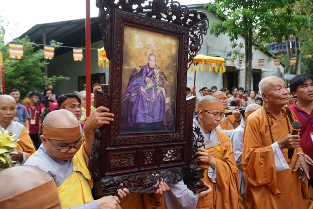 Môn đồ pháp quyến cung thỉnh di ảnh Ni trưởng đến nơi nhập bảo tháp Môn đồ pháp quyến cung thỉnh di ảnh Ni trưởng đến nơi nhập bảo tháp