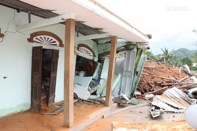 Căn nhà của bà Đào đổ sau mưa bão chiều ngày 14-10 Căn nhà của bà Đào đổ sau mưa bão chiều ngày 14-10