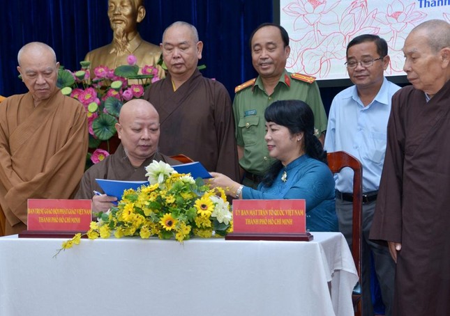 Hòa thượng Thích Lệ Trang và bà Trần Kim Yến ký kết chương trình phối hợp công tác Hòa thượng Thích Lệ Trang và bà Trần Kim Yến ký kết chương trình phối hợp công tác