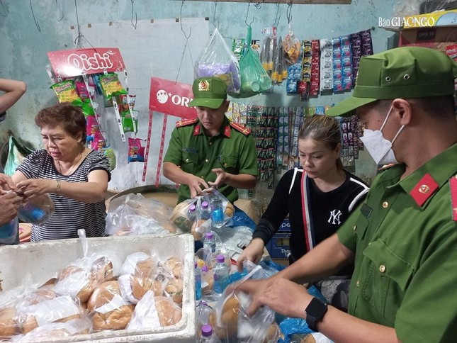 Công an phường Hòa Khánh Nam cùng các nhà hảo tâm hỗ trợ người dân phường Hòa Khánh Nam ngày 16-10 - Ảnh Tiên Sa Công an phường Hòa Khánh Nam cùng các nhà hảo tâm hỗ trợ người dân phường Hòa Khánh Nam ngày 16-10 - Ảnh Tiên Sa