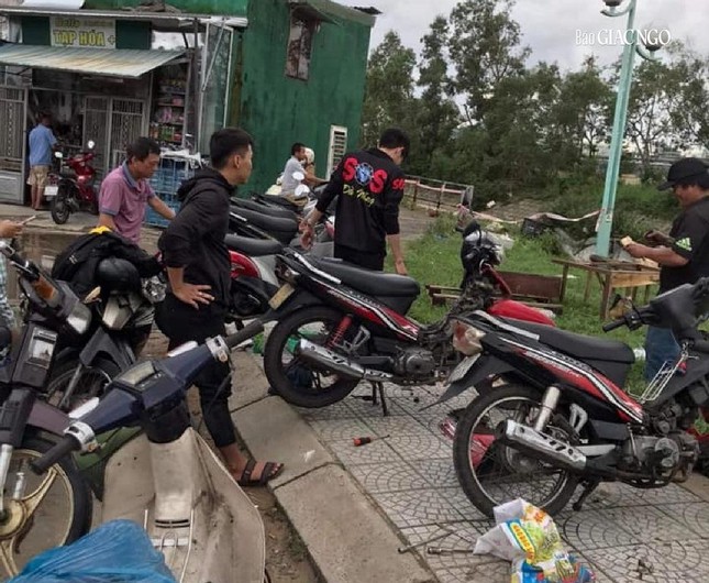 Đội “SOS Đà Nẵng - Hãy trả phí bằng nụ cười” xuyên ngày đêm sửa xe giúp người dân Đội “SOS Đà Nẵng - Hãy trả phí bằng nụ cười” xuyên ngày đêm sửa xe giúp người dân