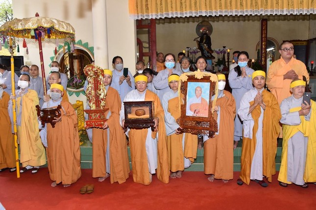 môn đồ pháp quyến cung thỉnh bát hương, phụng vị, y bát, di ảnh và kim quan rời Giác linh đường chùa Sùng Đức môn đồ pháp quyến cung thỉnh bát hương, phụng vị, y bát, di ảnh và kim quan rời Giác linh đường chùa Sùng Đức