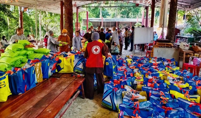 Đoàn đã đến điểm đầu tiên tại chùa Kim Liên