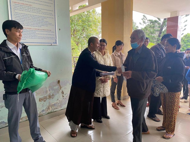 Ban Từ thiện - Xã hội GHPGVN tỉnh Thừa Thiên Huế trao quà cho bà con phường Hương Xuân Ban Từ thiện - Xã hội GHPGVN tỉnh Thừa Thiên Huế trao quà cho bà con phường Hương Xuân