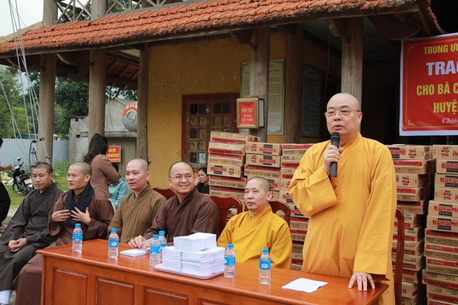 Hòa thượng Thích Thanh Nhiễu thăm hỏi, động viên bà con ảnh hưởng bởi bão lũ tại Nghệ An, mong bà con sớm ổn định cuộc sống