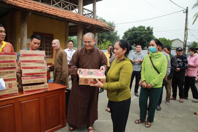 Đại đức Thích Nguyên Chính trao quà đến bà con bị ảnh hưởng bão lũ