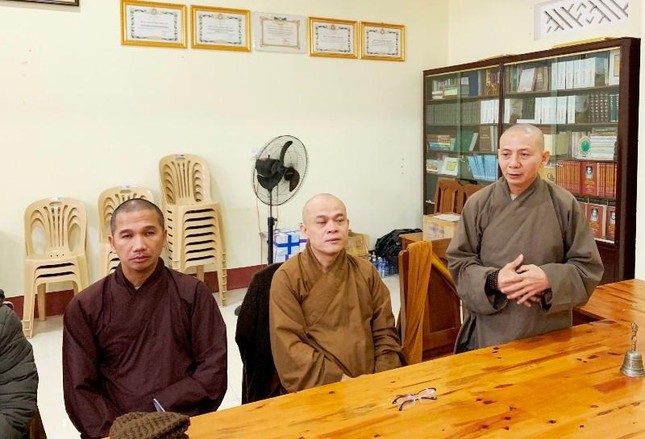 Thượng tọa Thích Huệ Nhẫn chủ trì buổi họp Thượng tọa Thích Huệ Nhẫn chủ trì buổi họp