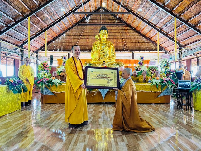 Thượng tọa Thích Minh Trí, Trưởng ban Trị sự GHPGVN TP.Biên Hòa trao quà chúc mừng Thượng tọa Thích Minh Trí, Trưởng ban Trị sự GHPGVN TP.Biên Hòa trao quà chúc mừng