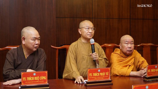 Thượng tọa Thích Nhật Từ góp ý kiến tại buổi họp