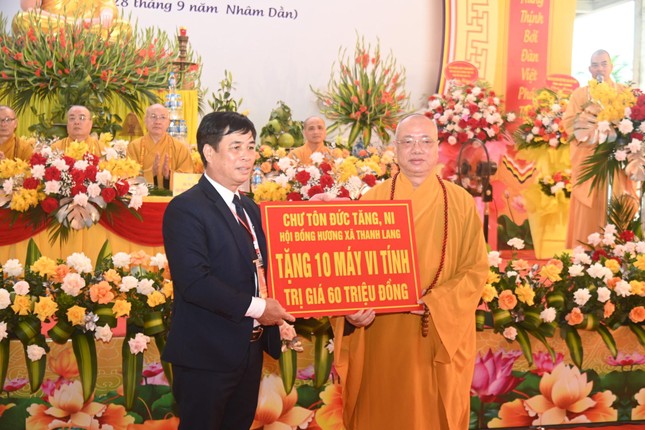 Trao tặng 10 máy vi tính cho trường học trong xã Trao tặng 10 máy vi tính cho trường học trong xã