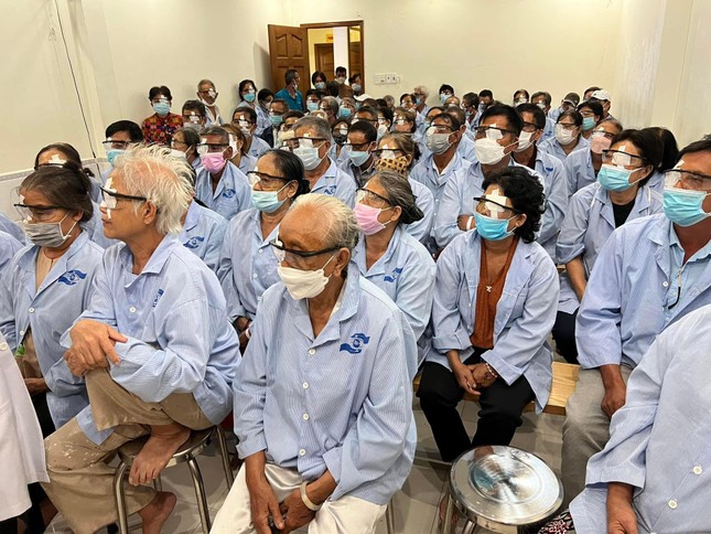 Phẫu thuật mắt cho bệnh nhân nghèo - Ảnh: TQ