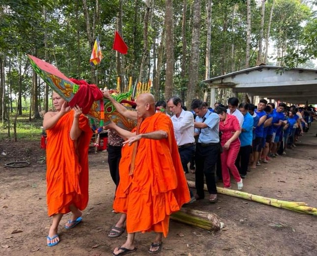 Chư Tăng, Phật tử, lãnh đạo địa phượng hạ thủy ghe ngo Chư Tăng, Phật tử, lãnh đạo địa phượng hạ thủy ghe ngo