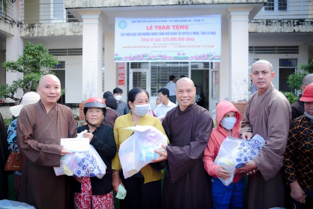 Chư Tăng trao quà, chia sẻ khó khăn với bà con tại huyện U Minh, Cà Mau Chư Tăng trao quà, chia sẻ khó khăn với bà con tại huyện U Minh, Cà Mau