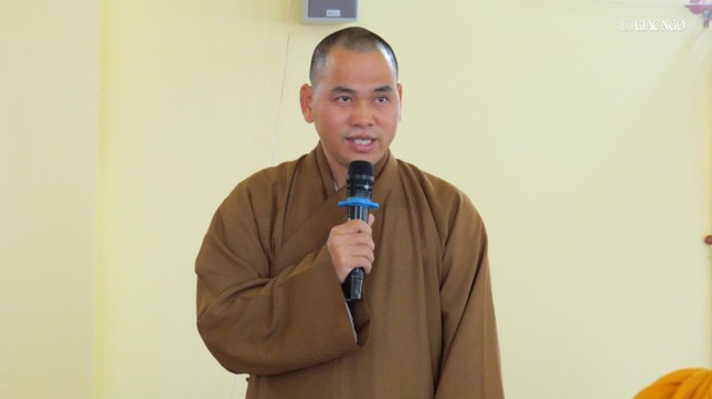 Thượng tọa Thích Thiện Thông điều phối chương trình thảo luận