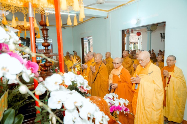 Chư tôn giáo phẩm đã thắp nén tâm hương cầu nguyện Chư tôn giáo phẩm đã thắp nén tâm hương cầu nguyện